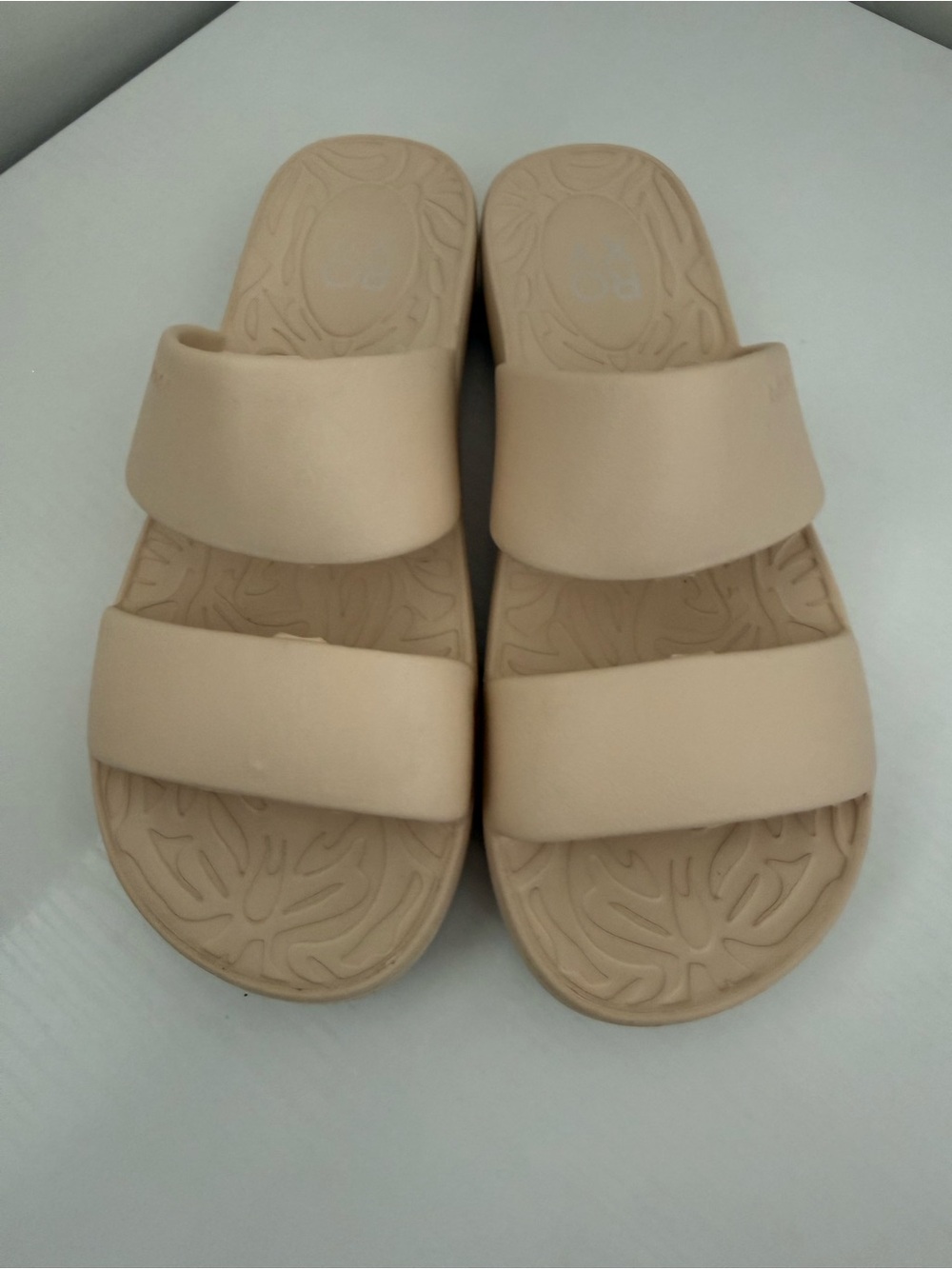 Roxy Slides - Picture 2 of 7